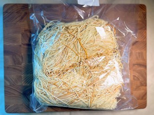 Сыр Чечил паутинка (зелень чеснок)  500 гр.: Сырный продукт ФЕРМЕРСКИЙ паутинка копченый